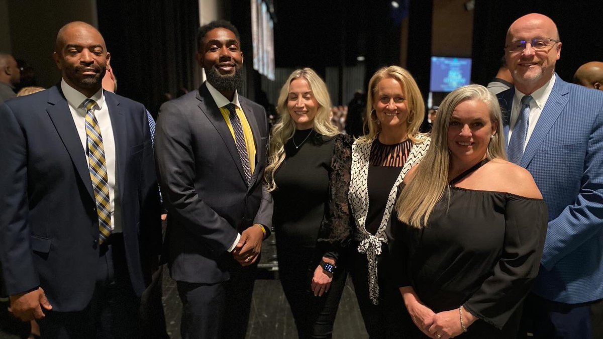 JMCSchools's tweet photo. The inaugural JMAC Awards ❤️✨#JMCSS #ChooseUs WHAT A NIGHT ❗️Stand by for more pics ☺️ Special guest performance by Hunter Jordan 🎸 https://t.co/I9a8EmoltF
