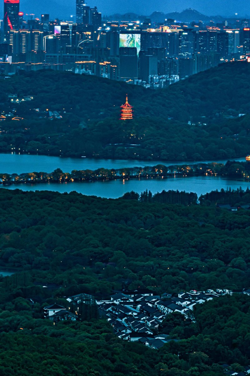 Night Scene of West Lake-Leifeng Pagoda
西湖夜景——雷锋塔