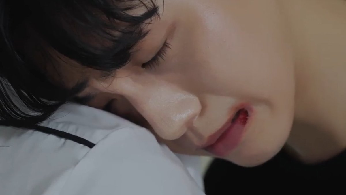 elfhchan's tweet photo. If you've read the webtoon then you'll know how complex of a character Jooha is. He was a bully, he was a bitch but he was also a softie when it came to Doyoon. I think the series brought a decent amount of that to the forefront.
#Jazzfortwo #JazzForTwoep2 #jazzfortwojooha https://t.co/e8ysmPAAjT