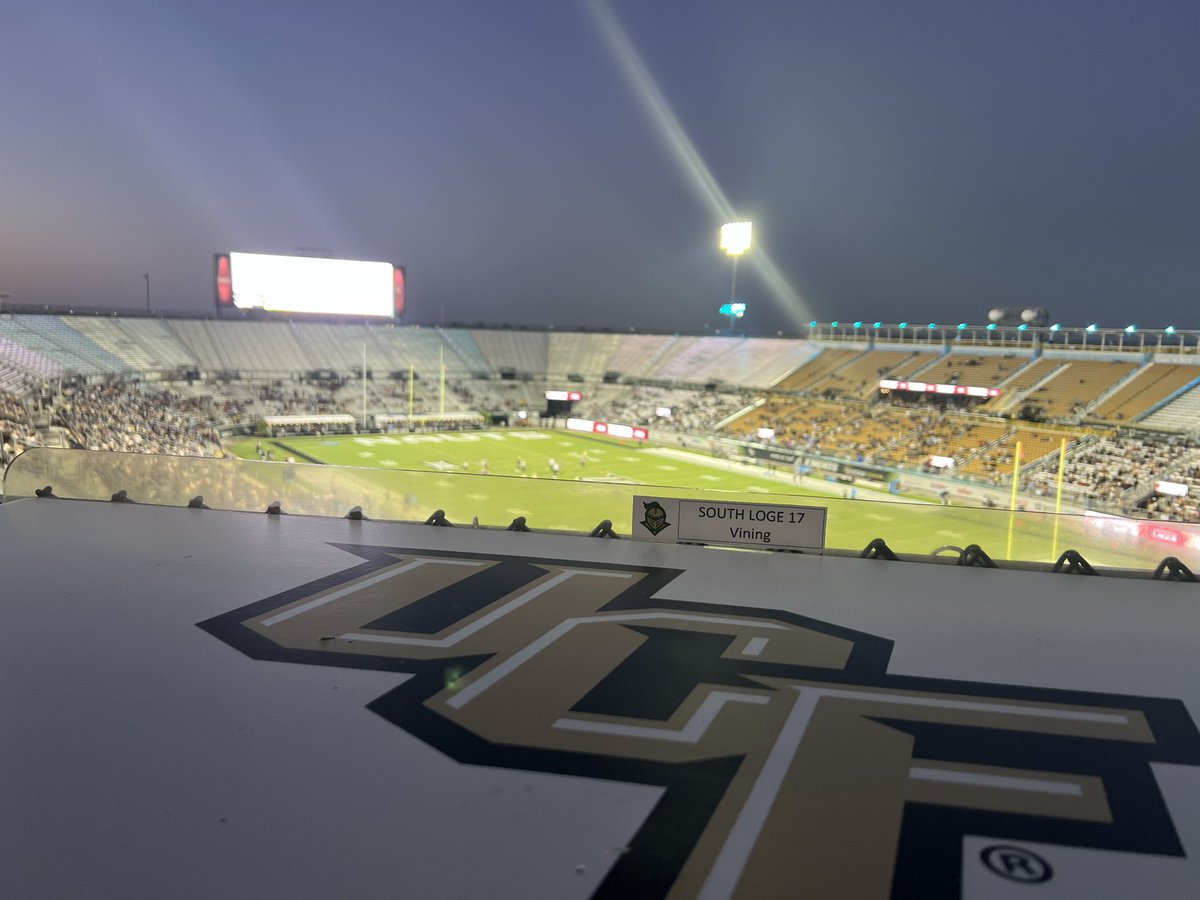 Shurtncorly's tweet photo. At #UCFSpringGame with the ever photogenic @UCF_Jebshred
#UCF https://t.co/SDaMzTzXgh