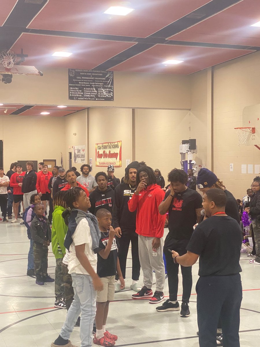 Great morning at Homer Drive Elementary in @BeaumontISD - @LamarFootball welcomed kids to school, and then participated in some games! Special performance by the Homer Drive drum line as well, they are 🔥🔥🔥 - really got @iamkjg going!