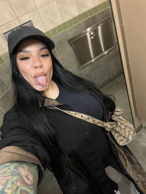 I&rsquo;m cute &amp; I&rsquo;m always high &amp; I love my life. Bye https://t.co/XpMcFee5Io<a href="/tag/newprofilepic"class="tags"><span>#newprofilepic</span></a>