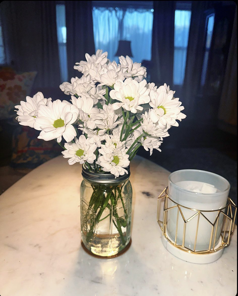 danapaigebaker's tweet photo. #FreshFlowerFriday πΌ @RousesMarkets https://t.co/d729drQRoZ