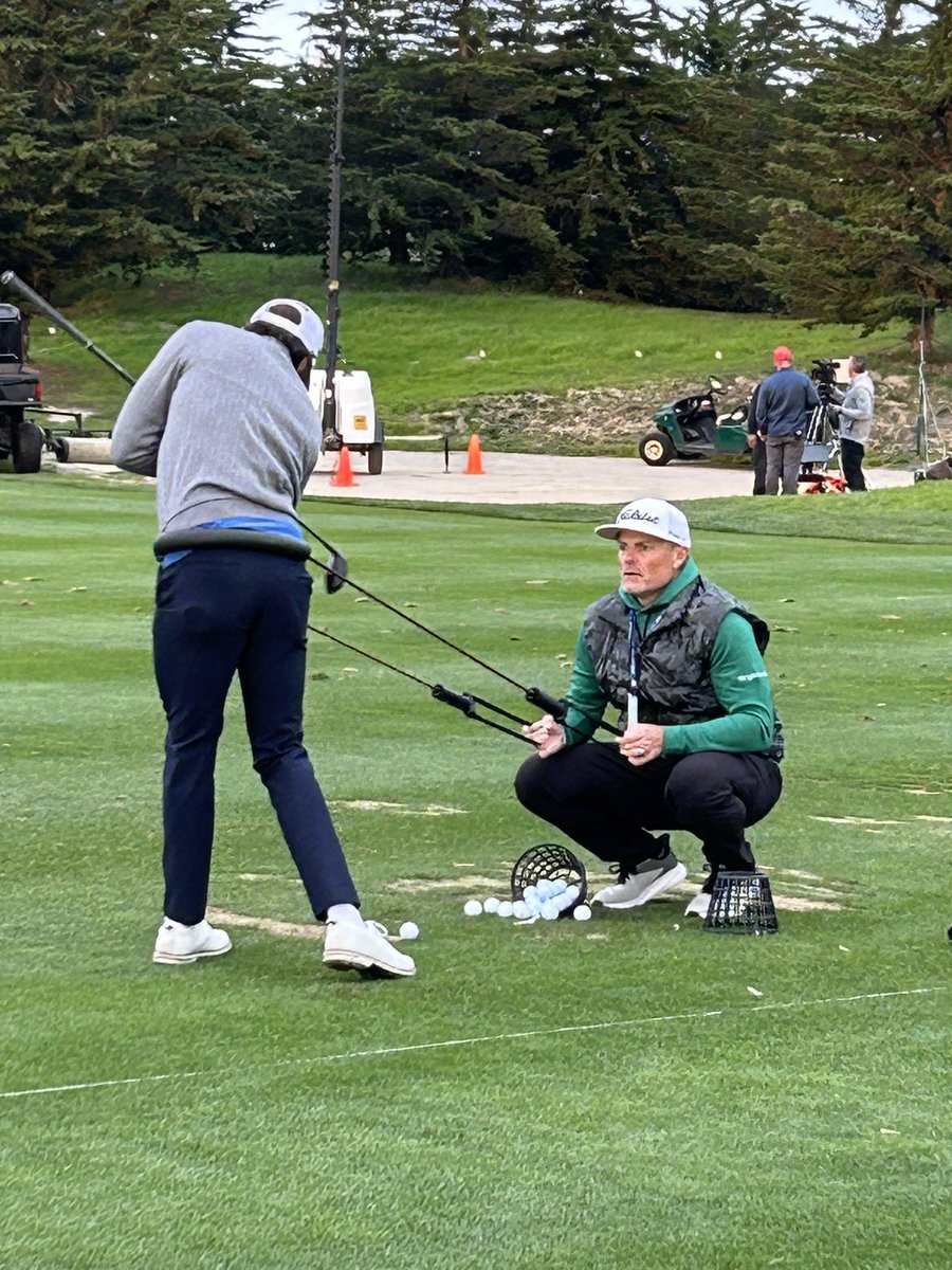 .@blackburngolf implementing a form of reactive neuromuscular training with Masters co-leader @Maxhoma earlier this year. The band around Max’s waist pulls his pelvis towards the target line, which can help create the feel he needs to generate more AP force to increase clubhead…