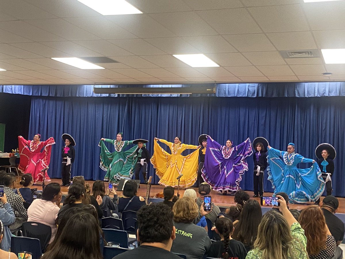 NISDEsparza's tweet photo. Fabulous Fine Arts Night! Thank you @MrKJCopeland @GTESPARZA @jerrygarcia1968 https://t.co/a28wCG3nKv