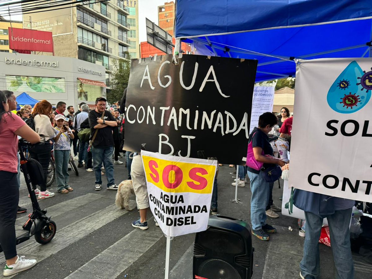 sopitas's tweet image. 🚨¡Toma en cuenta! Vecinos de la alcaldía Benito Juárez afectados por la emergencia por el agua contaminada, informan que mantendrán cierre indefinido en ambos sentidos de la Av. Insurgentes (a la altura del Metrobús La Piedad) hasta que exista una respuesta del gobierno de la…