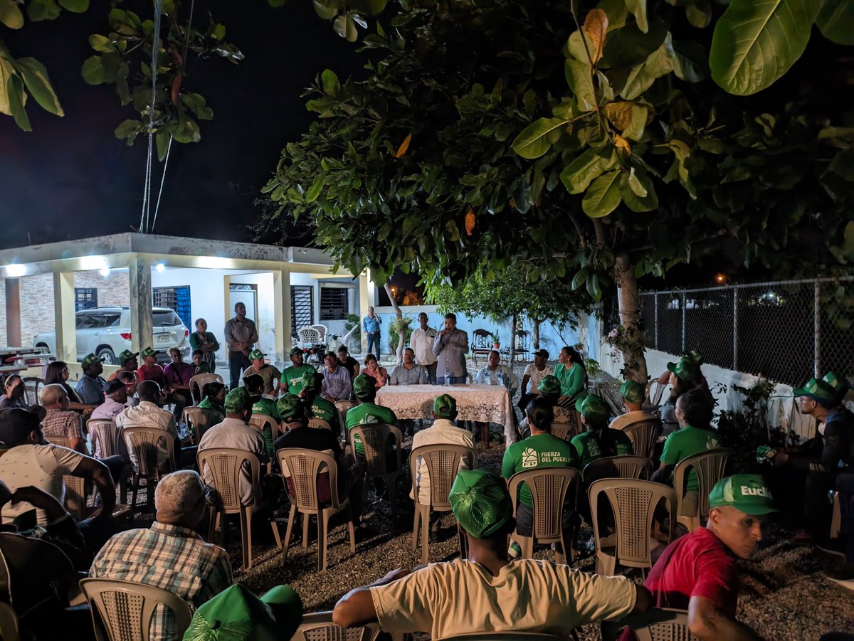 EuclidesLaVega's tweet photo. Ahora estamos en un gran encuentro con la comunidad de Jima Arriba, Municipio Jima Abajo, del La Vega.
#eucliddesunsenadordeverdad https://t.co/VggxGLfY1U
