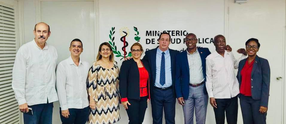 🇨🇺 En encuentro con el Ministro de Salud de #Granada🇬🇩 ratificamos voluntad de fortalecer la cooperación en el ámbito de la #Salud entre las dos naciones. Fue reconocida la labor que desarrollan nuestros colaboradores en ese hermano país. #CubaporlaVida