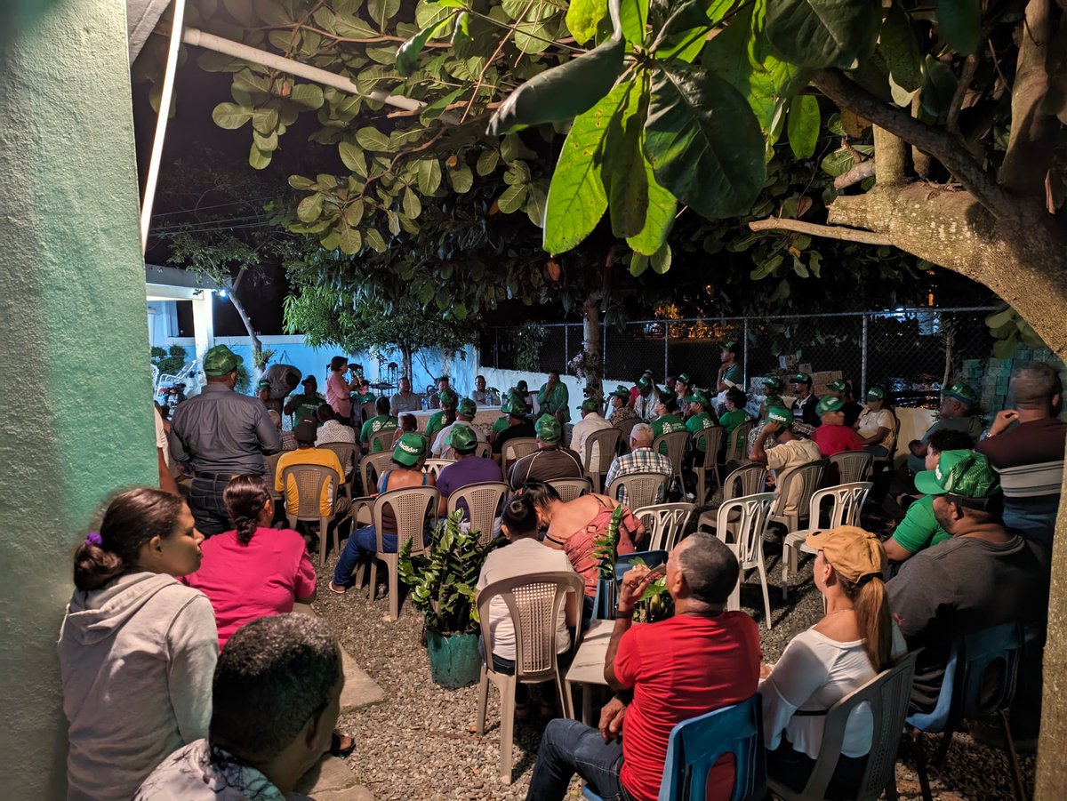 EuclidesLaVega's tweet photo. Ahora estamos en un gran encuentro con la comunidad de Jima Arriba, Municipio Jima Abajo, del La Vega.
#eucliddesunsenadordeverdad https://t.co/VggxGLfY1U