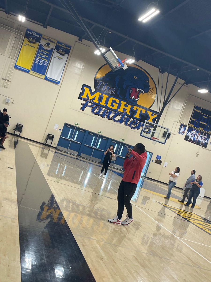 100percent3G's tweet photo. Photos of CJ Jennings greeting his enthralled Parlier Panthers student-athletes Friday Morning. “The only time success comes before work is in the dictionary.” -Coach Jennings https://t.co/nnz5CBZiyW