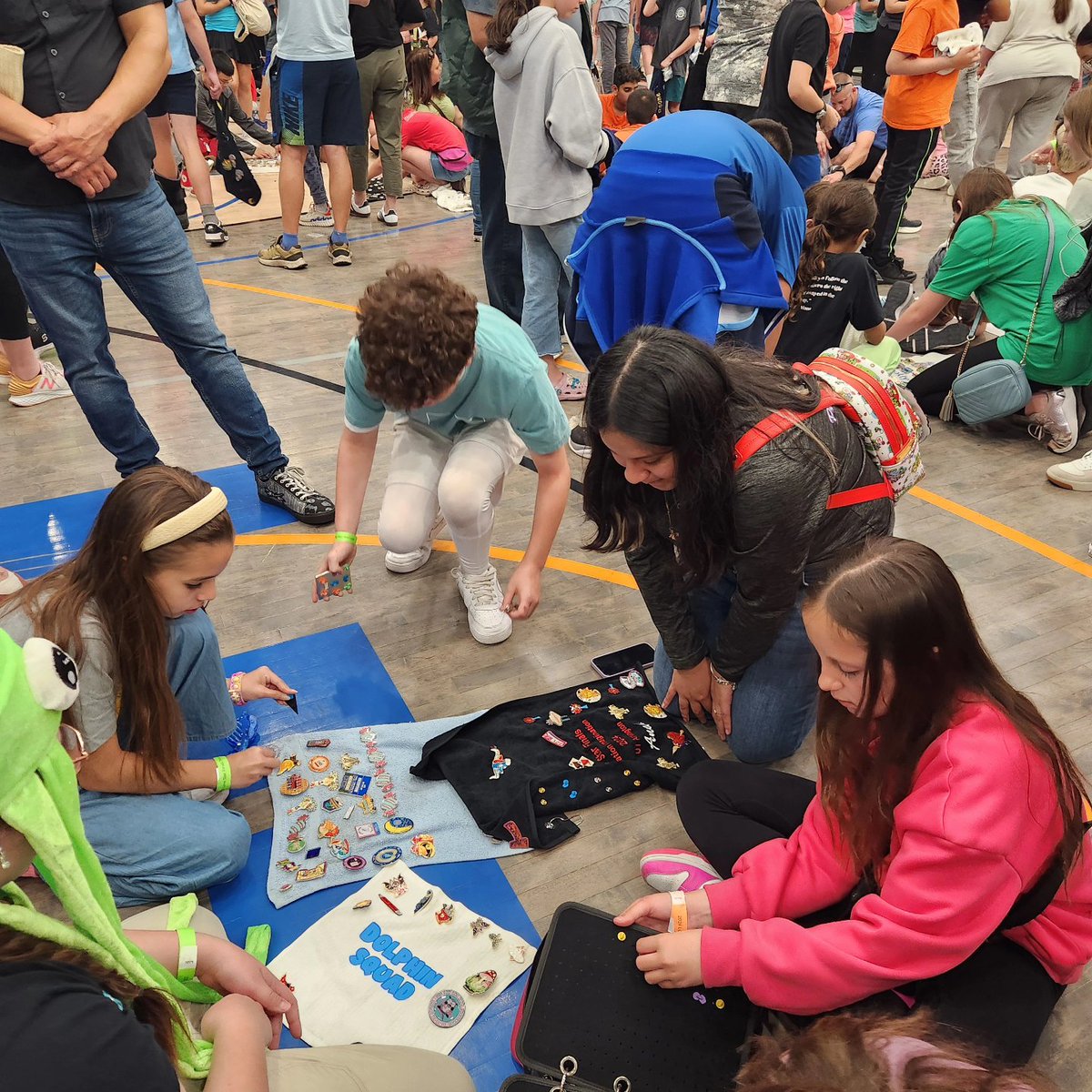 akbusybee's tweet photo. Welcome to @WeAreTexasDI pin trading!! @IDODI @MidCitiesCreate #iamdi https://t.co/zBn29xZZam