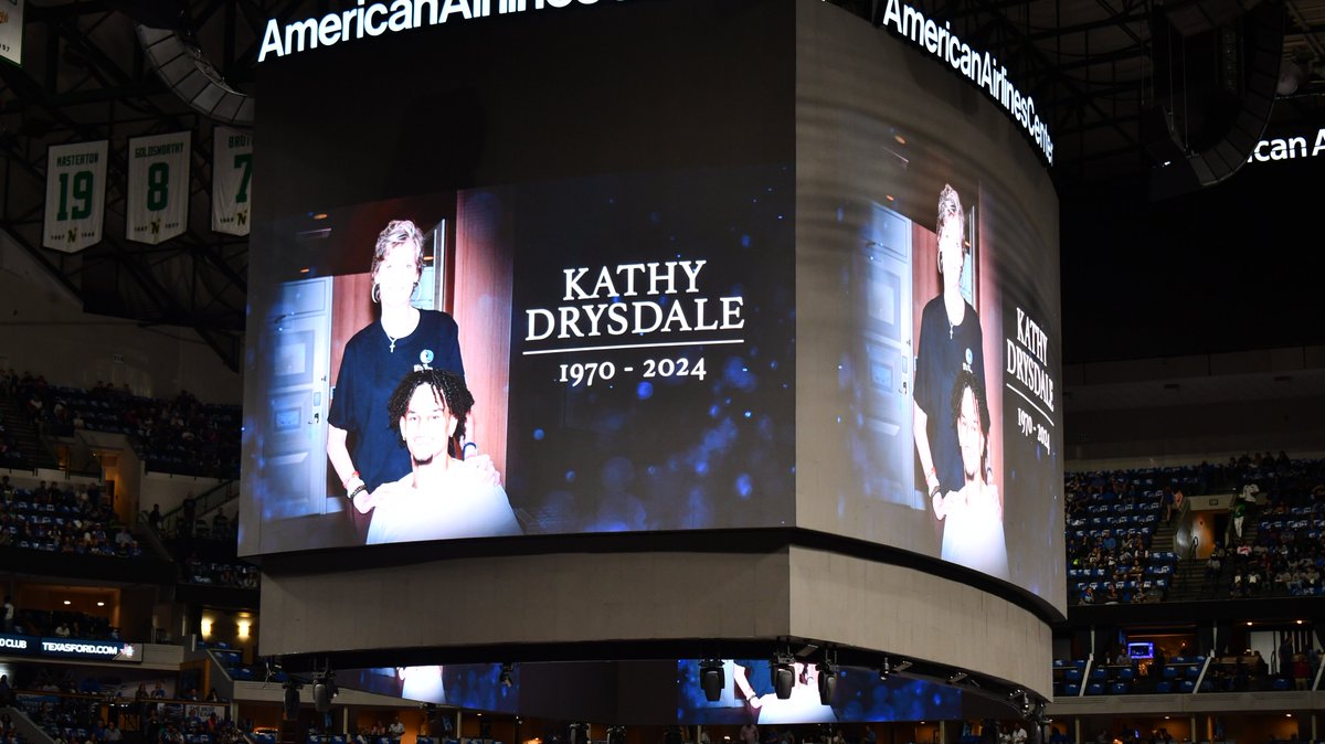 GrantAfseth's tweet photo. The Dallas Mavericks held a moment of silence for Dereck Lively II's mother, Kathy Drysdale before the team began their matchup against the Detroit Pistons. https://t.co/DxS5YATHBk