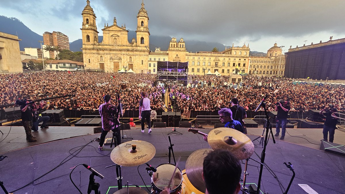 ¡Impresionante! 🙌 Tremendo el público colombiano del Festival 'Paz Rock' para ver el show de @kchiporros. Es la segunda vez que la agrupación paraguaya se presenta en tierras 🇨🇴 #1020AM