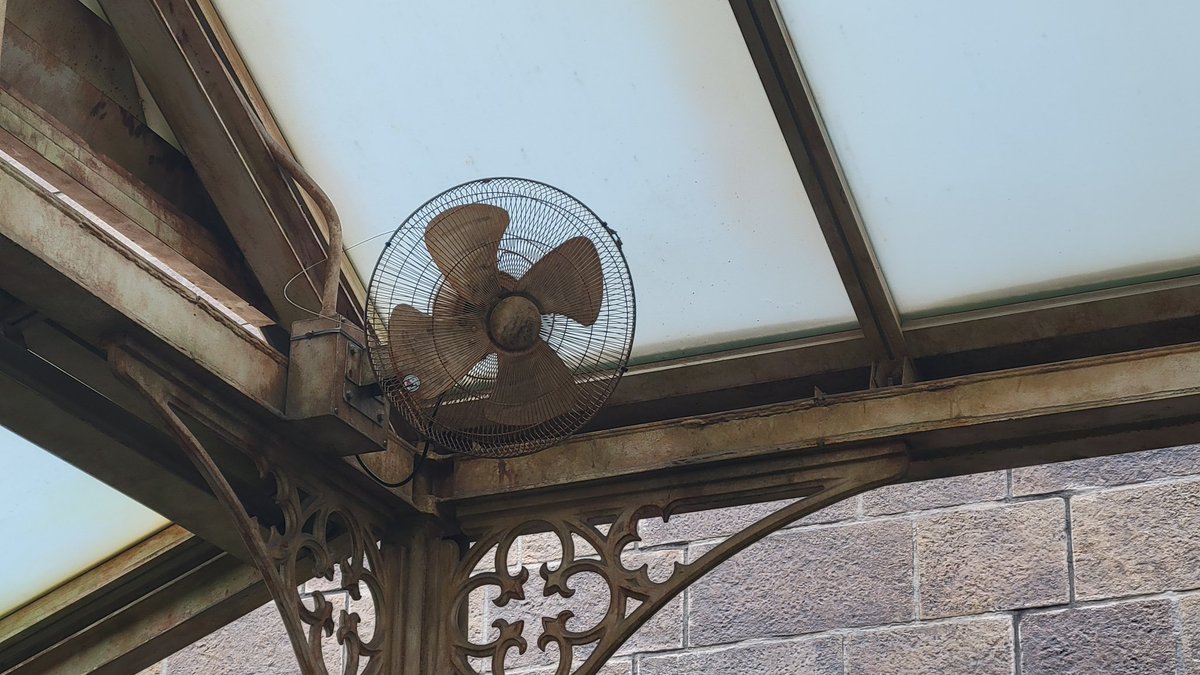 扇風機がハリー・ポッターのアトラクション待つとこに、！！