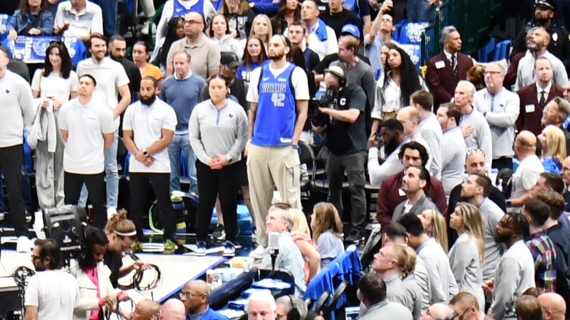 GrantAfseth's tweet photo. The Dallas Mavericks held a moment of silence for Dereck Lively II's mother, Kathy Drysdale before the team began their matchup against the Detroit Pistons. https://t.co/DxS5YATHBk