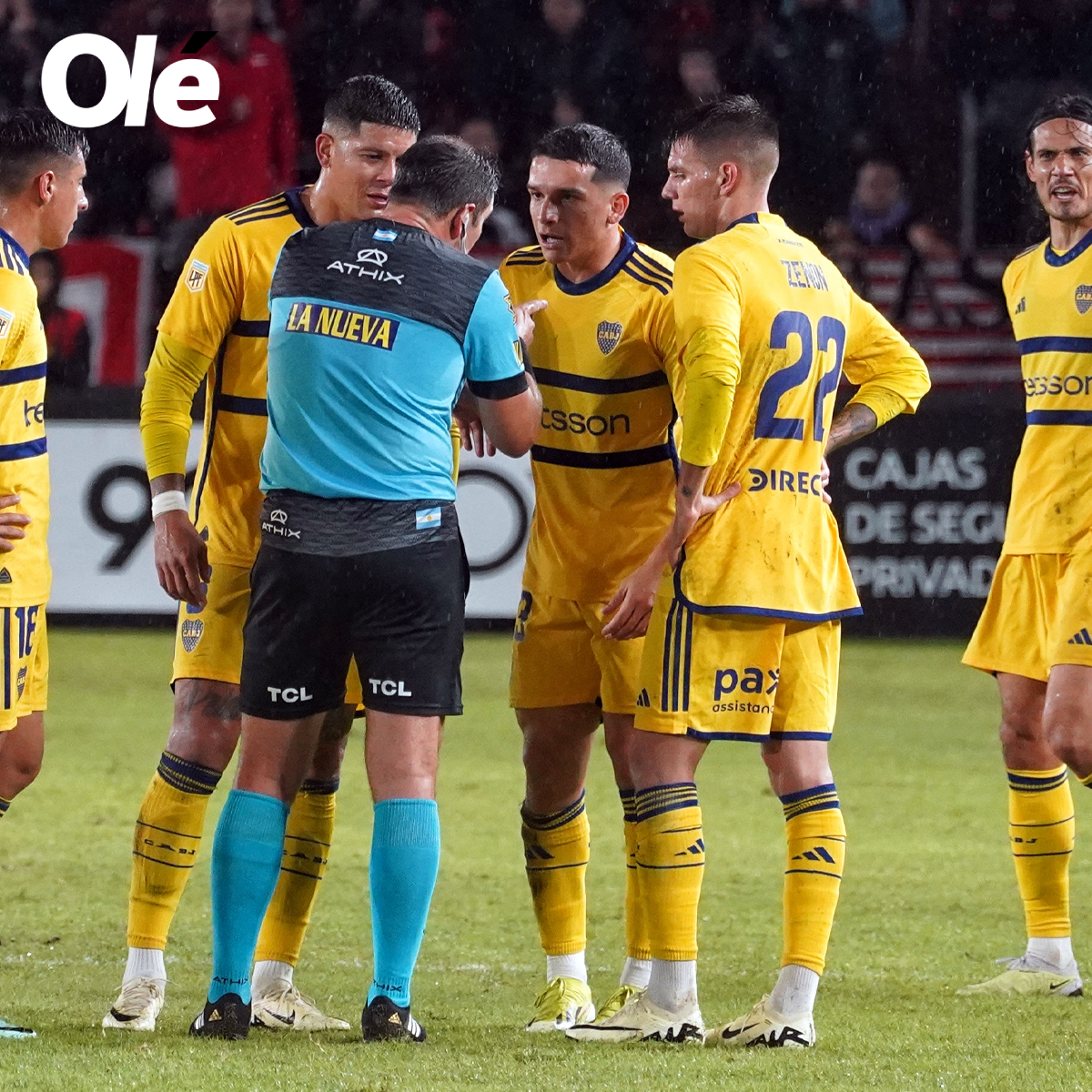 🔵🟡 Diego Martínez, sobre la expulsión de Lautaro Blanco sobre el final: no podrá jugar para Boca ante Godoy Cruz el martes. 📸 Martín Bonetto (Clarín/Olé)