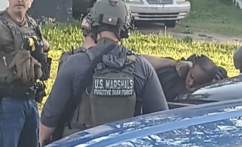 Here is Cedric Robertson being arrested. US Marshals and Birmingham police caught him moving from one abandoned house to another al.com/news/2024/04/b…