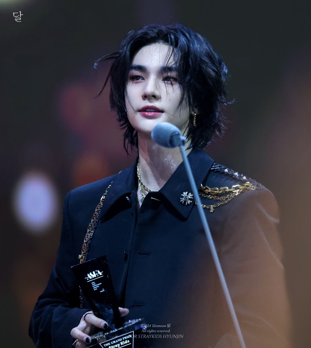 32omoon's tweet photo. 240410 ASEA 🏆

대상 축하해용♡

#현진 #Hyunjin 
#스트레이키즈 #StrayKids https://t.co/pT8QLRnhuF