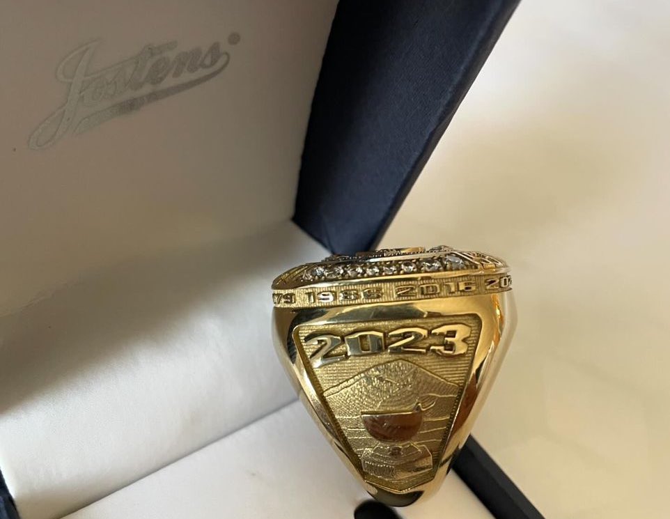 EL VARÓN 🦁 Yoimer Camacho recibió su anillo de campeón con @Pericos_Oficial 👏🏻 📷 Cortesía #CaraquistaSoy🦁