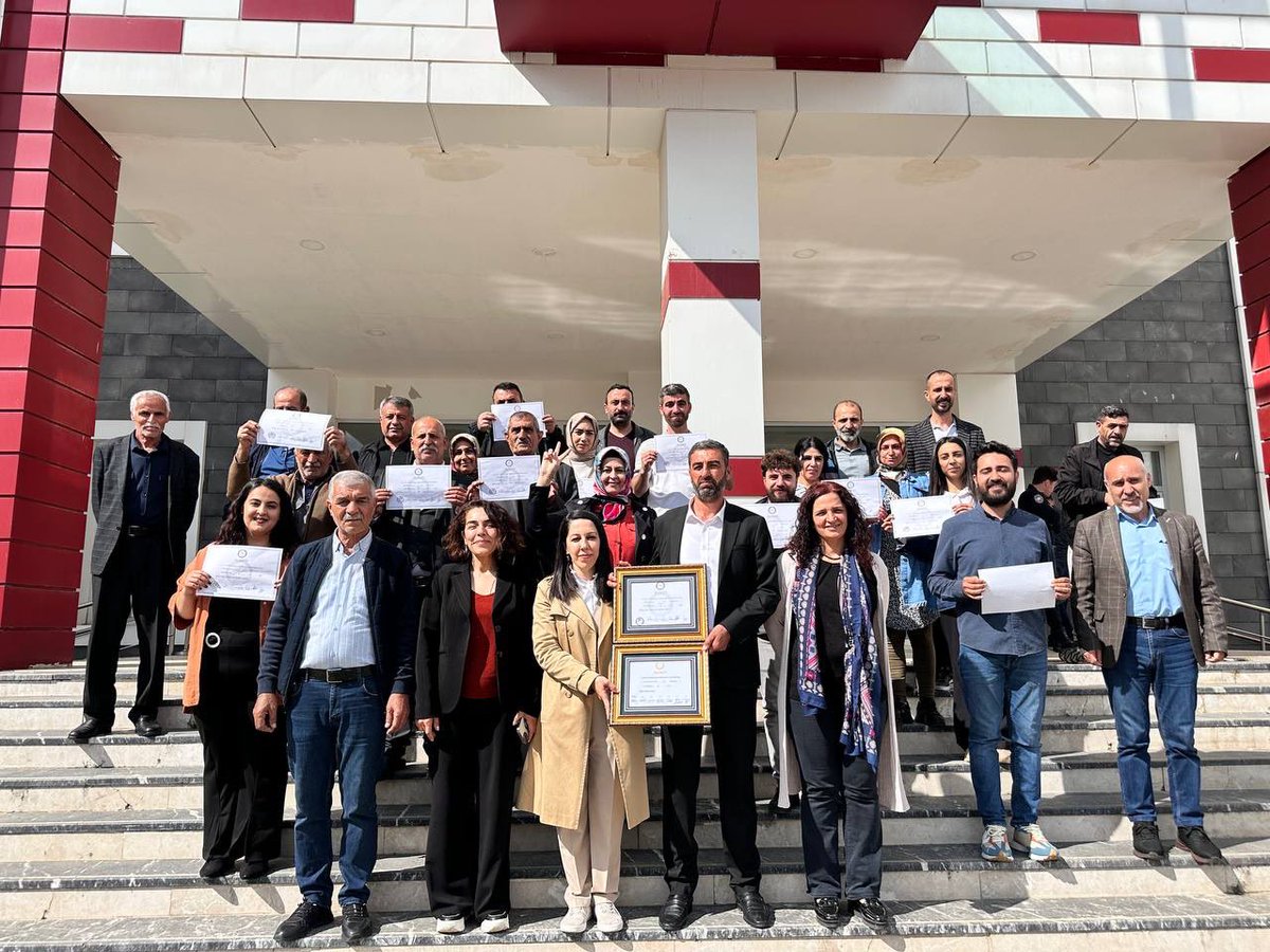 licedemparti's tweet photo. Bizim Olani Geri Aldik.
Lice Belediye Eşbaşkanlarımız mazbatalarını lice halkı ile birlikte aldi.
HER BIJI LICE
SPAS LICE
@dilekdiyarr FıratDemir
@DBP_GenelMerkez @dempartiamed @AdaletKaya_ https://t.co/VlRfVOSpcB