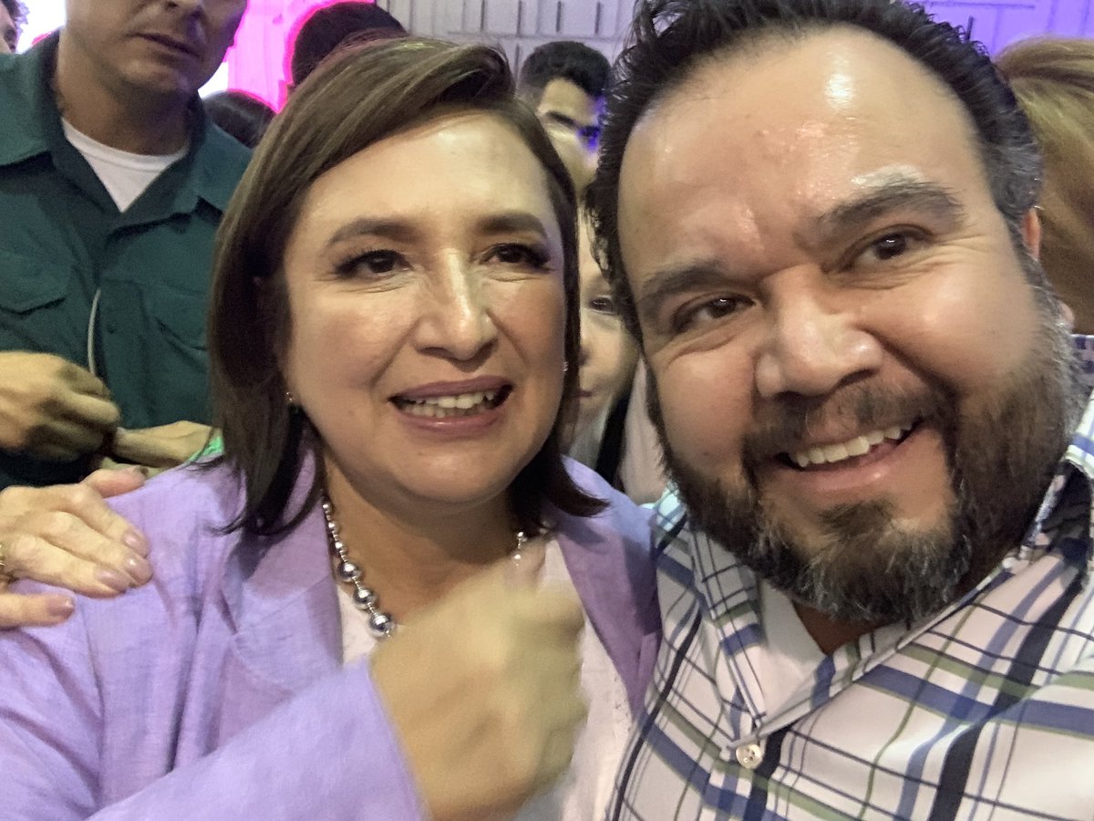 Sí pude saludar a nuestra futura Presidenta. Me dejó un mensaje para ustedes: “chairo el que no coopere para lonas y calcas” 🤞🇲🇽🤠 @XochitlGalvez #MiVotoParaXochitl1