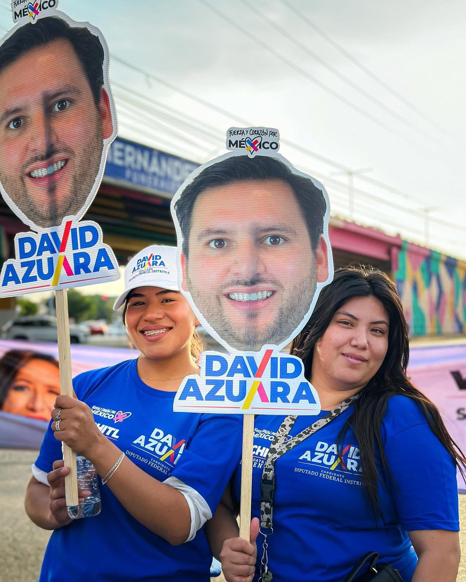 DavidAzuaraSLP's tweet photo. ¡Viernes de crucero! La invasión azul llegó con Fuerza 💪🏽 y corazón ♥️ al Distrito 05 Federal con @MarkoCortes Jefe del @AccionNacional ¡vamos Pa’delante! https://t.co/eS4gajfhhm
