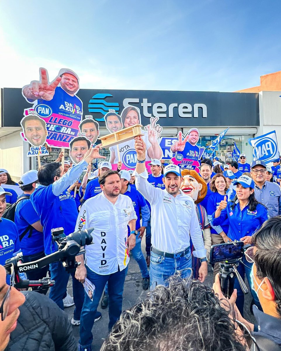DavidAzuaraSLP's tweet photo. ¡Viernes de crucero! La invasión azul llegó con Fuerza 💪🏽 y corazón ♥️ al Distrito 05 Federal con @MarkoCortes Jefe del @AccionNacional ¡vamos Pa’delante! https://t.co/eS4gajfhhm