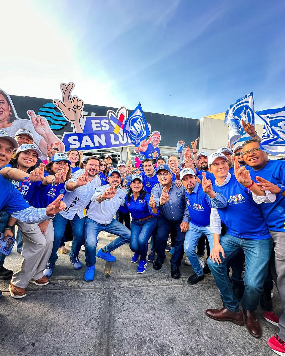DavidAzuaraSLP's tweet photo. ¡Viernes de crucero! La invasión azul llegó con Fuerza 💪🏽 y corazón ♥️ al Distrito 05 Federal con @MarkoCortes Jefe del @AccionNacional ¡vamos Pa’delante! https://t.co/eS4gajfhhm