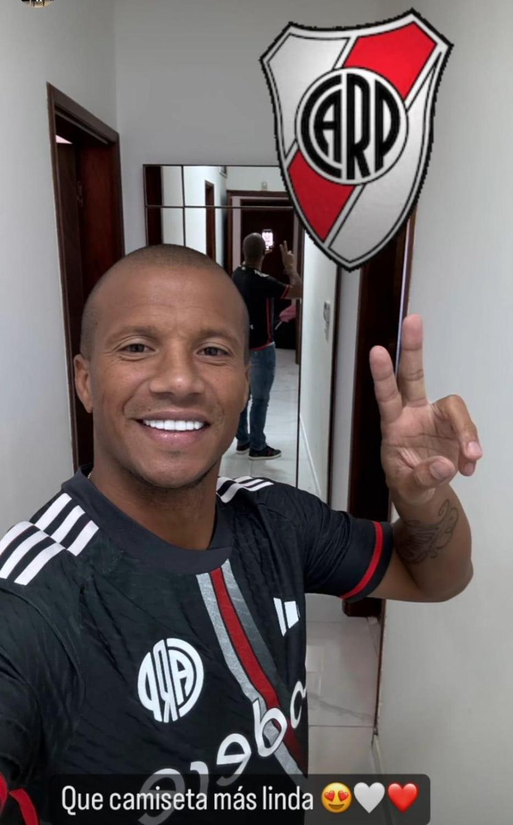 Cerremos el día con Carlitos Sánchez posando con la nueva camiseta de River 🇺🇾❤️