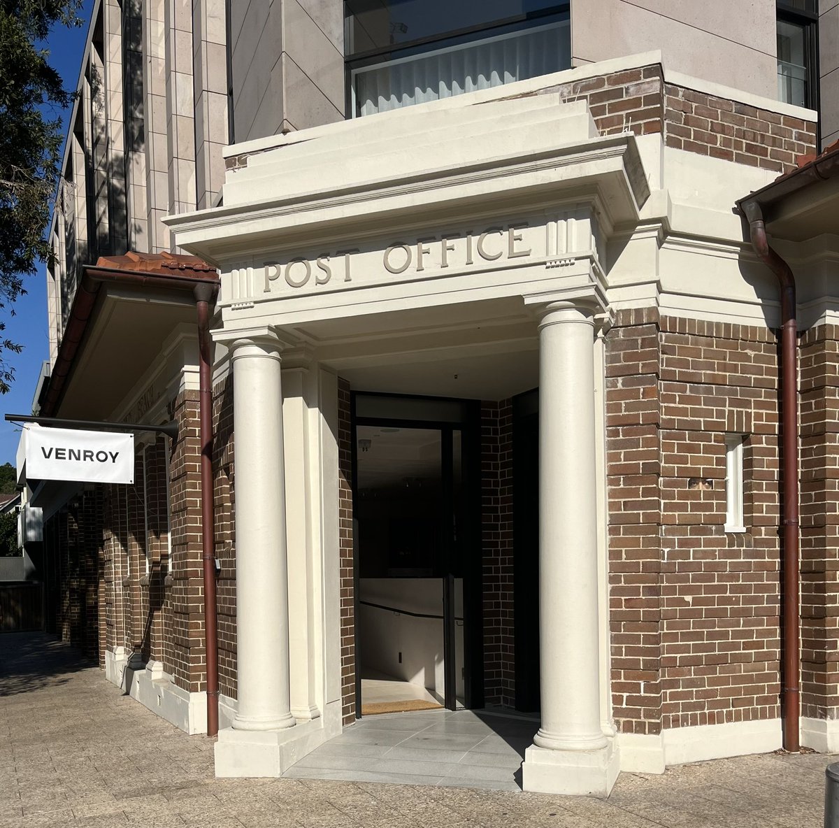 HillThalisAUP's tweet photo. So many older buildings, certainly also heritage-listed ones, can readily have vertical extensions, if well designed such as this former post office in Bondi.
Designed by #smartdesignstudio.
No wasteful setbacks, build to the street alignment & straight up https://t.co/XgjAfPR7JN