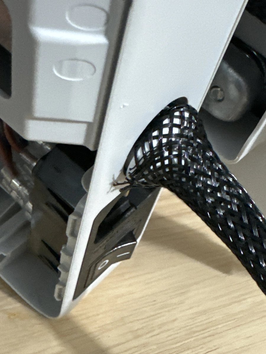 @NathanBuilds what do you think of the new heatbed cable for the @BambulabGlobal A1 already falling apart during installation? Maybe the “I represent everyone in the 3DP community” will suggest me some TPU o-rings?