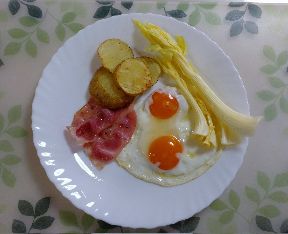 cherry_masaya's tweet photo. #goodmorning #mycooking #breakfast
#baconandeggs #potato #chinesepotato
#celery #tastegood #🍳
#朝ごはん #ベーコンエッグ #セロリー #ポテト
#美味しい #好吃 https://t.co/awhhDK5jTa