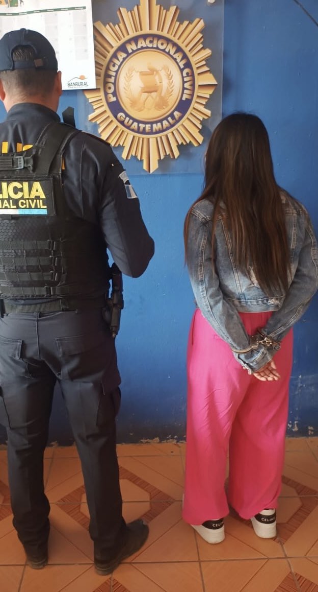 DoctorFJimenez's tweet photo. Capturada supuesta estafadora que rompió #ElCora y los bolsillos a decenas de guatemaltecos.
¡No hay mañana #LaSeguridadEsHoy! https://t.co/ittnPrsPP1