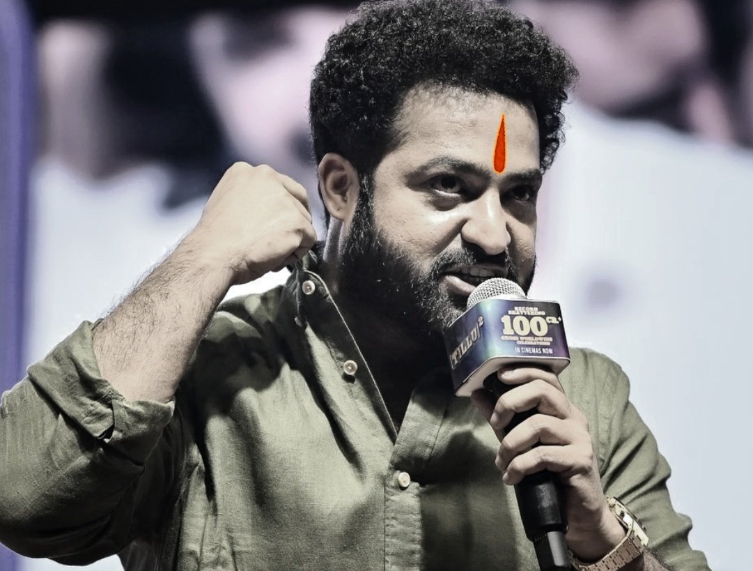 Devara leaked video vachindi rooyyy 🥵
Denamaa masuuuuu  kathi patukoni vurukunaadu 5seconds video , body motham blood tho lungi katukoni  kathi patukoni vurukutunaadu 🥵🔥
DM cheyandi send cheastaa upload cheaste malli strike padidiii
@tarak9999
#JrNTR #Devara #ManOfMassesNTR