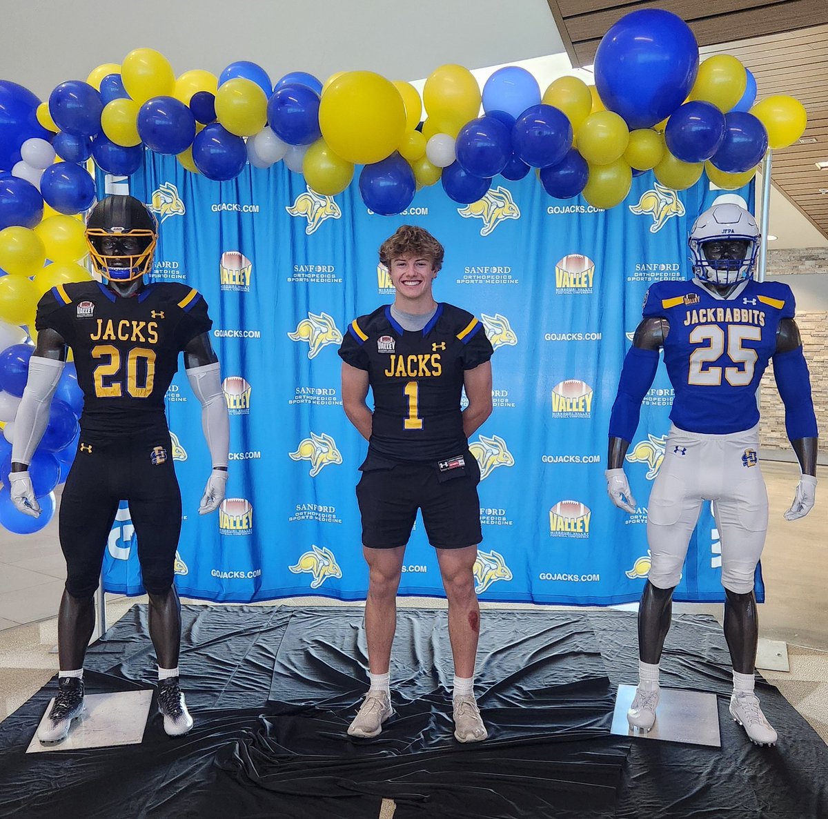 Had a blast <a href="/GoJacksFB/">SDSU Football</a> for a junior day today! Great to talk with <a href="/J_Menage3/">Jake Menage</a> and @CoachMeyersSDSU!!! @SDSURogers3 <a href="/Crimsonfootball/">Crimsonfootball</a>