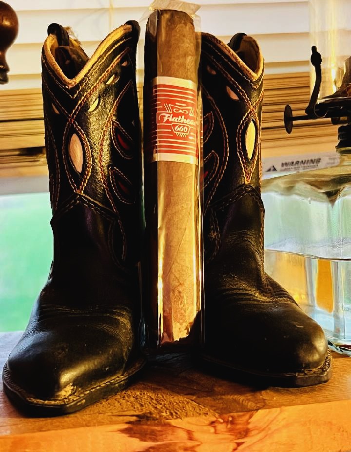 You Guessed it. It's #FlatheadFriday w/ a 660 by @caocigars Hope y'all have a fantastic Friday and weekend 🔥💨 #EverymanKing #botl #NowSmoking #PSSITA #sotl #CigarSniffers