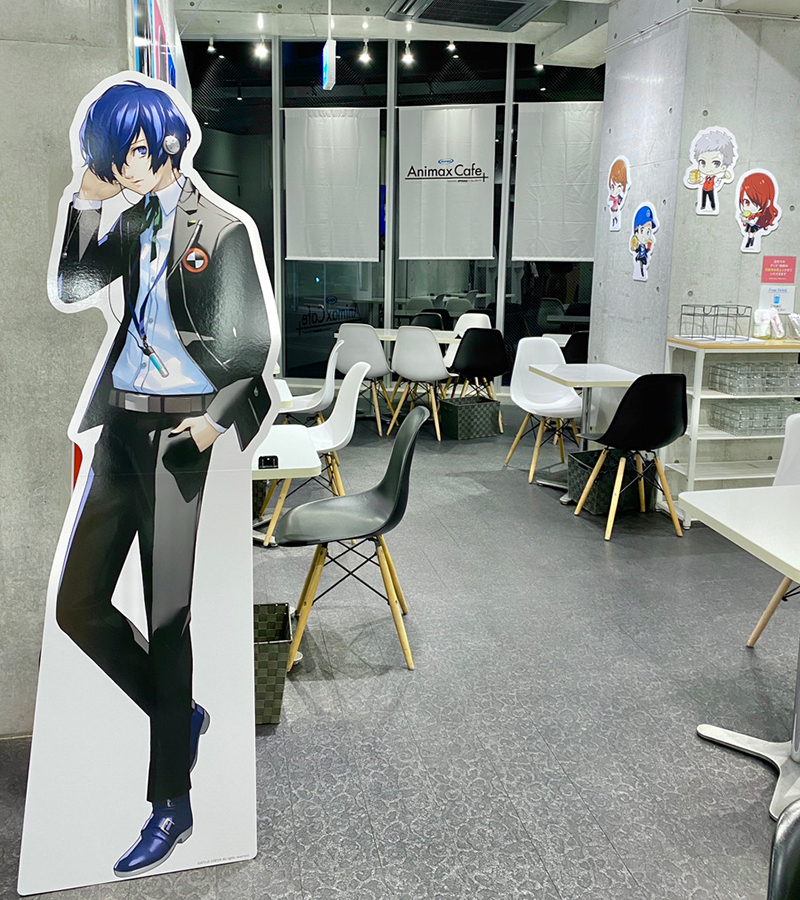 『ペルソナ３ リロード』× Animax Cafe+ コラボカフェは、Animax Cafe+（東京・原宿）にて4月17日(水)まで開催中。 世界観や各キャラクターをイメージしたコラボメニューが楽しめます。 キャラクターがあしらわれたカフェオレ、ココアといったカフェメニューも用意されています☕ #P3R #喫茶店の日
