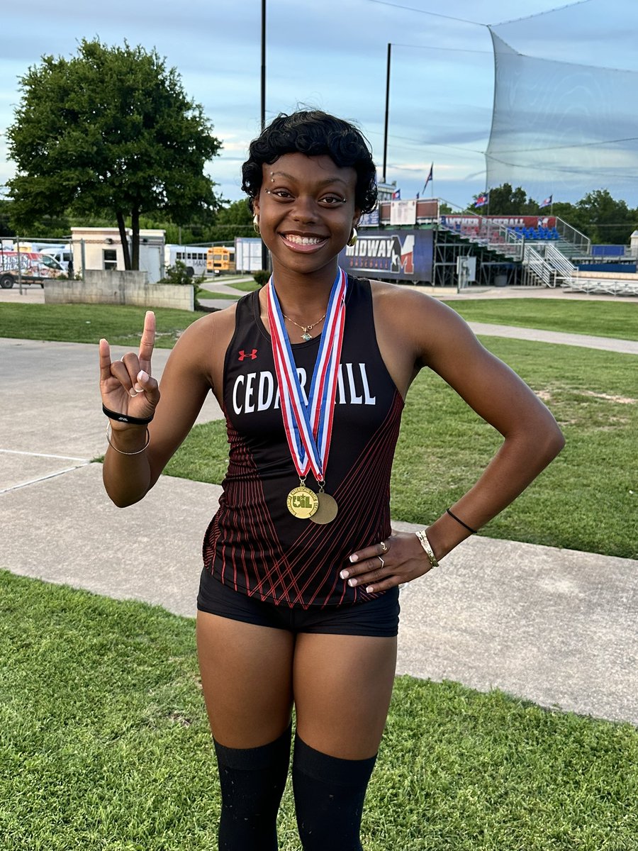 Congratulations to Krystal Bright on advancing to Regionals in the 300H #TTHL @RecruitTheHill1 @LadyHornsTrack @geraldhudson @cedarhillisd