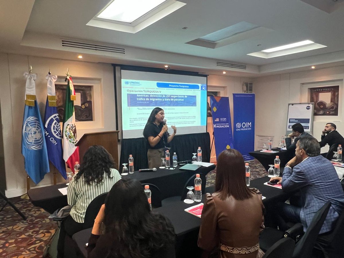 UNODCmexico's tweet photo. A través del #ProyectoTurquesa buscamos:
➡Fomentar la cooperación interinstitucional e internacional
➡Realizar la investigación y enjuiciamiento de casos de #TrataDePersonas y #TráficoIlícitoDeMigrantes
➡Garantizar el respeto de los derechos de migrantes y víctimas de trata. https://t.co/dXZfgn2aeT