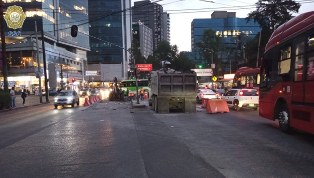 OVIALCDMX's tweet photo. 19:06 #PrecauciónVial | Reducción de carriles por obras en ambos sentidos de Av. Insurgentes así como sobre Copilco. #AlternativaVial Av. Revolución y Miguel Ángel de Quevedo. https://t.co/s8qTdRAIs0