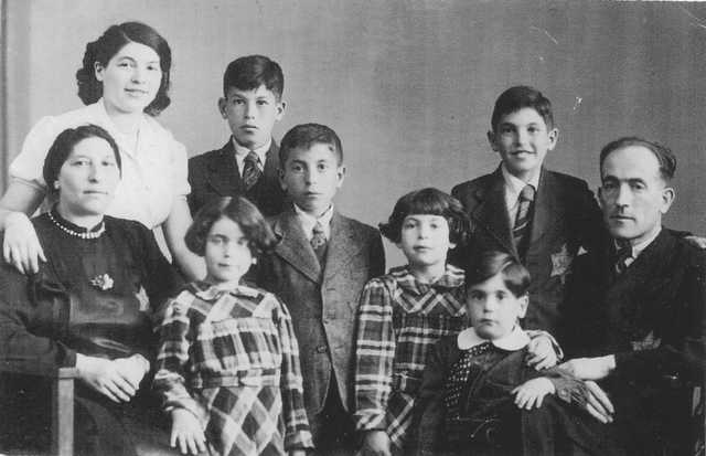 13 April 1936 | Dutch Jewish girl Saartje Schnitzler was born in #Rotterdam. She arrived at #Auschwitz on 22 August 1942 deported from #Westerbork with her mother Betje & siblings: Alida, Isidor, Joseph, Leonardus, Louis. After the selection they were murdered in a gas chamber.
