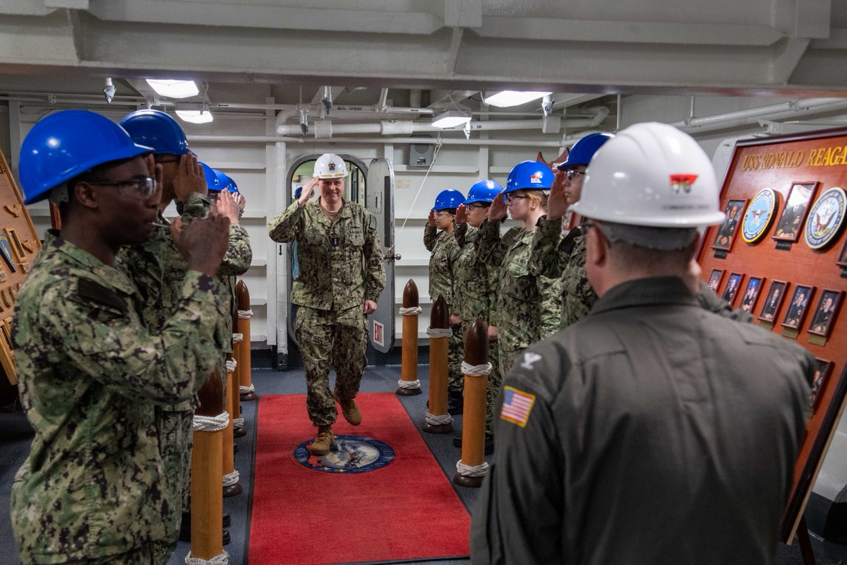 Vice Adm. Fred Kacher, Commander, U.S. 7th Fleet, visits the U.S. Navy’s only forward-deployed aircraft carrier, USS Ronald Reagan (CVN 76).

#USNavy | #Warship76 https://t.co/Xkv9hoFKSJ