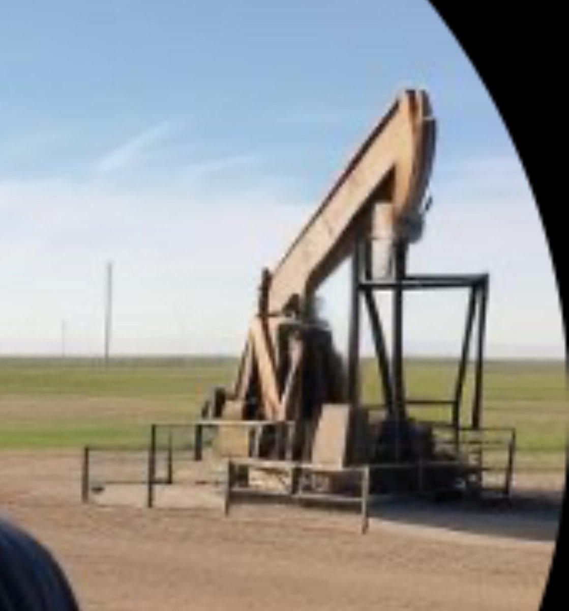 LMAO at the AI generated pumpjack in the background of this fake oilfield worker’s profile picture