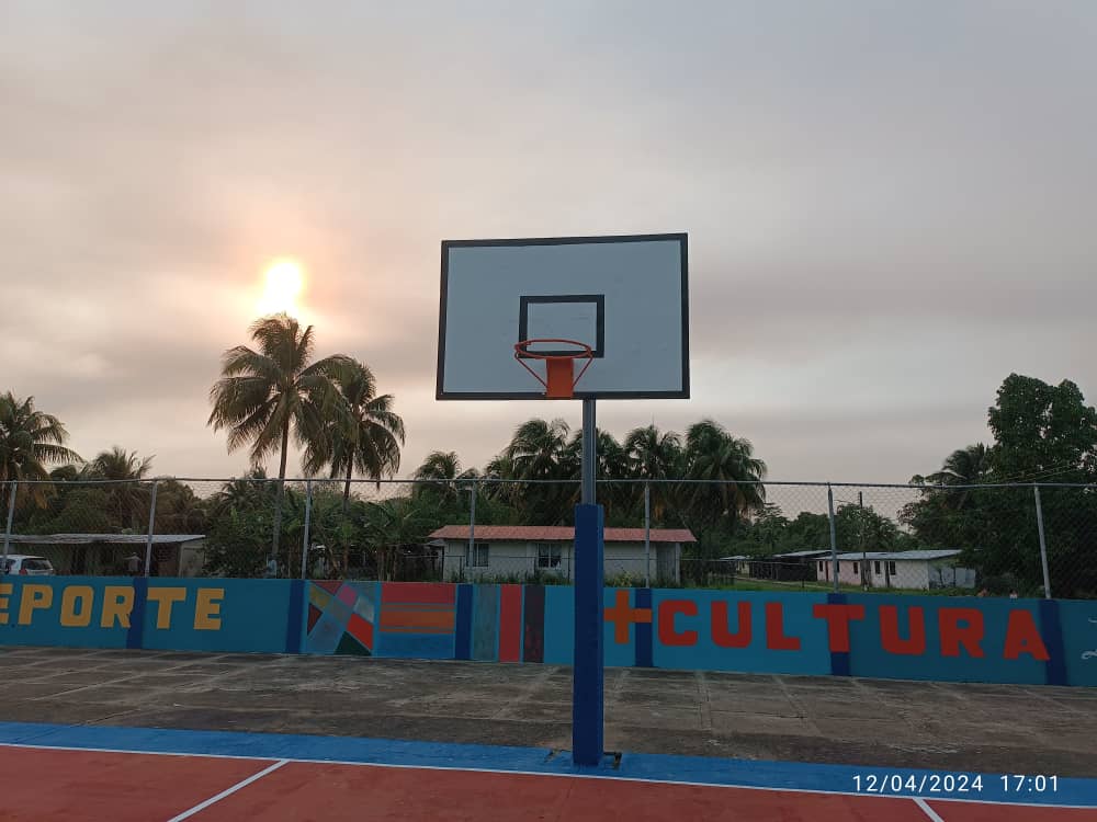 ¡Con Nicolás + deporte! Con mucha alegría la Brigada Súper Bigote entregó la Cancha de Usos Múltiples N° #31 en Delta Amacuro. Espacio para el sano esparcimiento de toda una colectividad para que sigan realizando sus prácticas deportivas. @NicolasMaduro