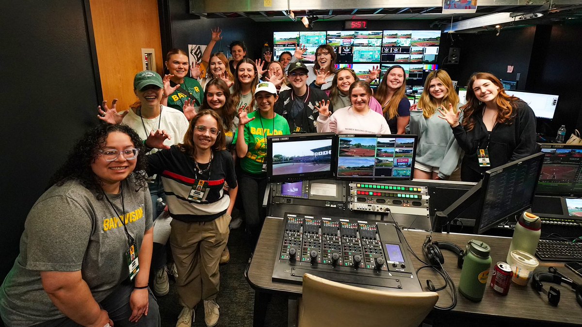 BaylorVisionHD's tweet photo. Our first all-female broadcast crew tonight. 🙌

#SicEm | #WomenInSports https://t.co/yy0z76t4Ed