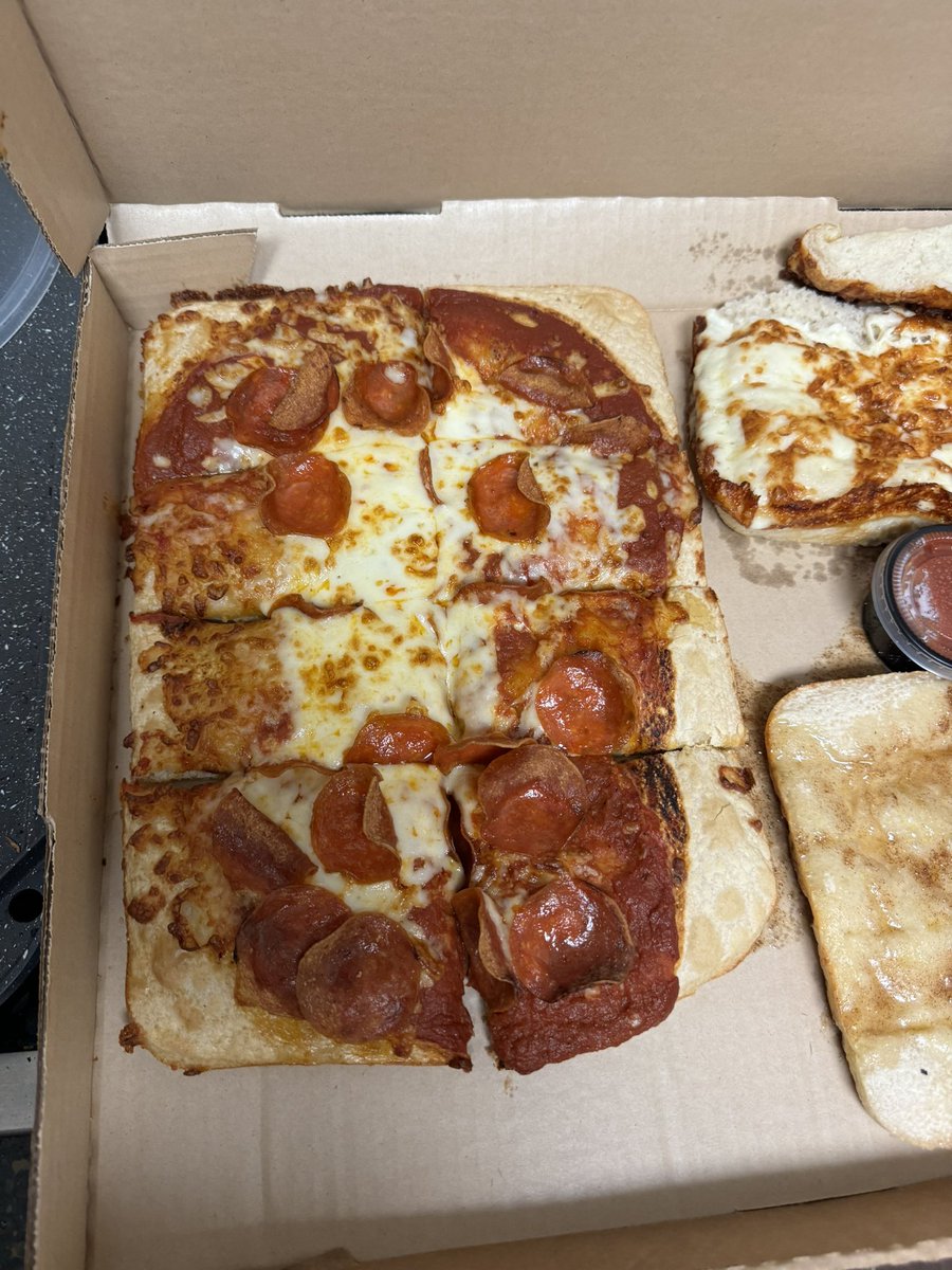 ComedyMorton's tweet photo. @pizzahut yo wtf is this https://t.co/nfdcELFqIE