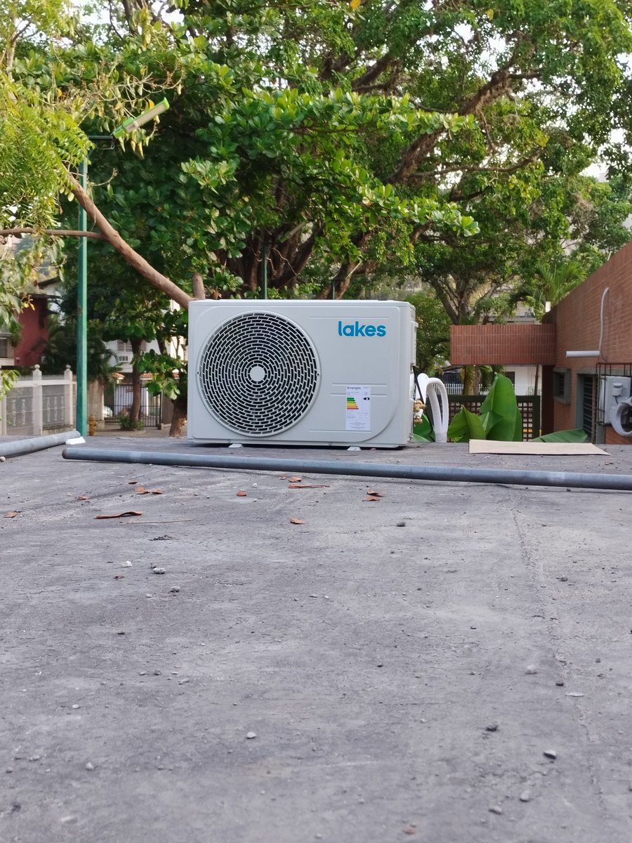 Instalación de equipo de aire acondicionado tipo mini split de 18000 btu con adaptación de una mini bomba de condensado.