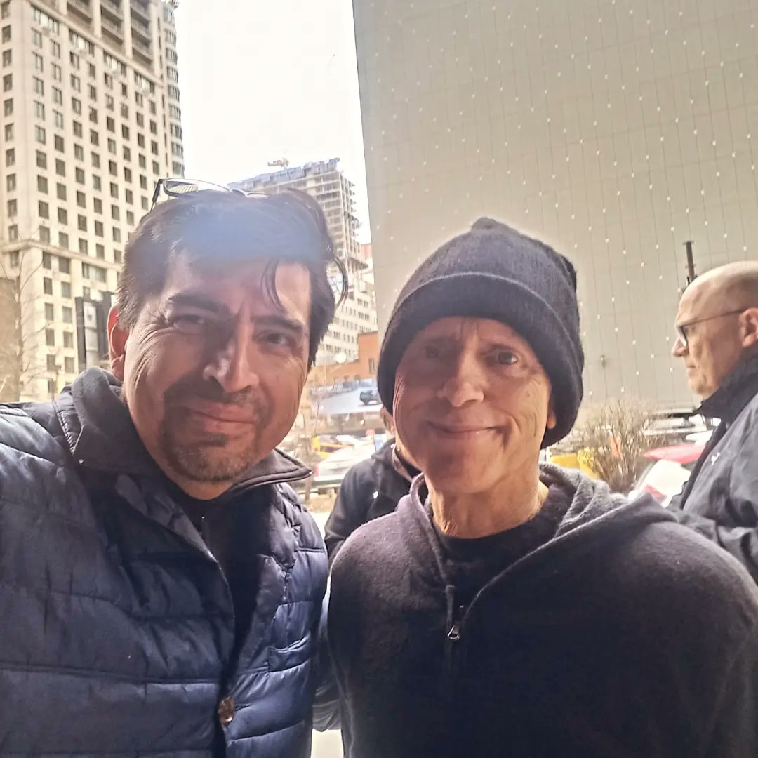 DepecheModeEC's tweet photo. One year ago @DepecheMode Montreal 🇨🇦
* Martin me dice otra vez tú por acá 🤣🤷🏻🤣🤷🏻
Hablamos de lo mucho que le habia gustado el chocolate ecuatoriano, le ofrecí que le llevaría más en el #WinterLeg
📽 Dave me ubica y señala 🫵 #GalorytOnTour🇪🇨
Good Memories #DepecheMode 😎 https://t.co/cVq3JefopU