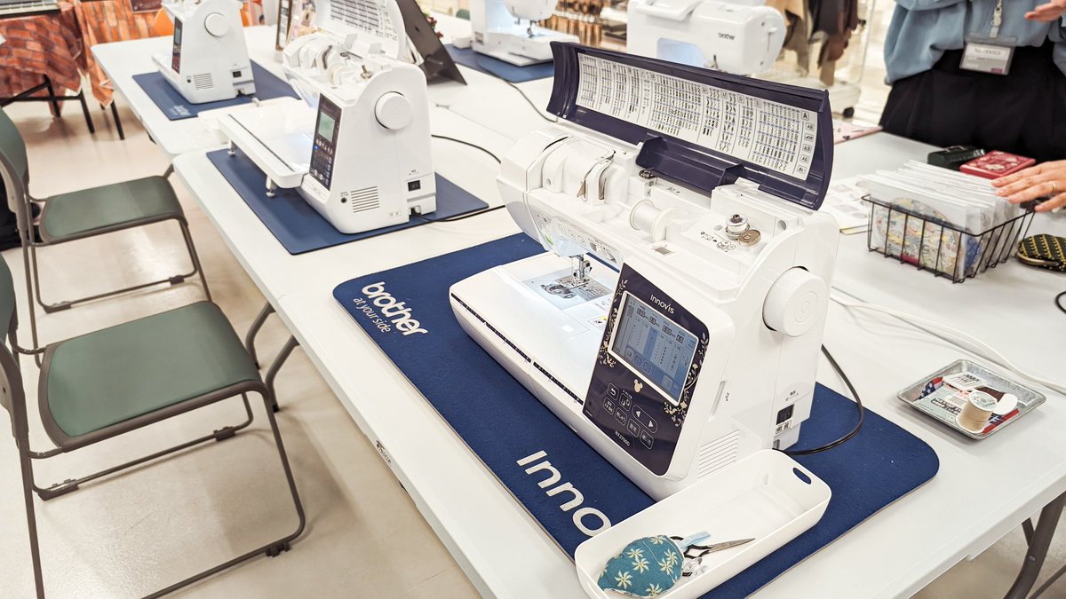 mskari's tweet photo. 本日はイオン高松東店パンドラハウス内のコミュニティスペース「Crafco」(brotherのイノヴィスなど高機能ミシンも利用可能)にて、minne作家さんたちによるワークショップを開催。
朝の1回目はかわいい「がま口ポーチ」からスタートです😃 @minnecom @BrotherJP_com #crafco #高松 https://t.co/w5UxPYJqaz