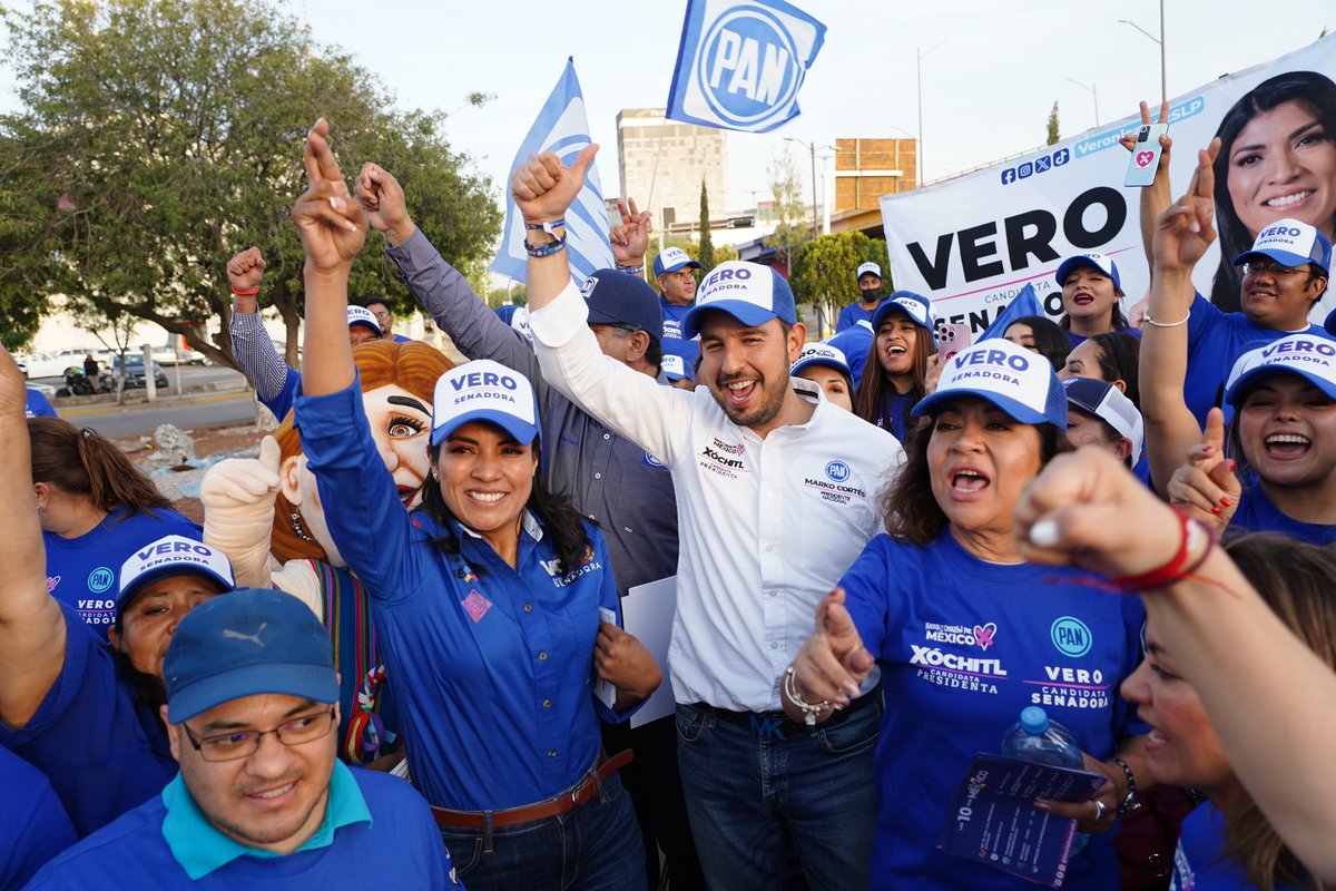 MarkoCortes's tweet photo. En las calles de #SanLuisPotosí se siente la esperanza del cambio, de un mejor México y que al fin el estado tendrá grandes representantes en el Congreso con @VeronicaRdzSLP y @DavidAzuaraSLP.

¡#LlegóLaHora del cambio! https://t.co/EybFfT8Ahr